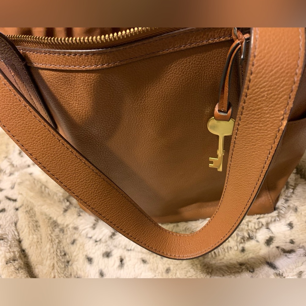 Leather Fossil purse has the key unique design - Picture 10 of 16